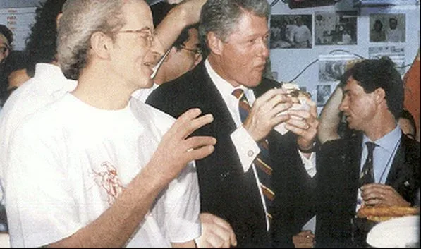 Ernesto Cacialli con Bill Clinton nella Pizzeria Di Matteo