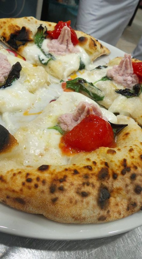 la pizza di Gennaro Nasti con mozzarella di bufala campana dop, crema di mortadella e ricotta, pomodorino del piennolo del Vesuvio