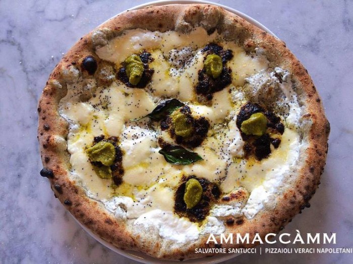 Ammaccàmm, l’Ammaccànapa con latte cotto, crema di pistacchio di Bronte, semi di papavero e granella di pistacchio