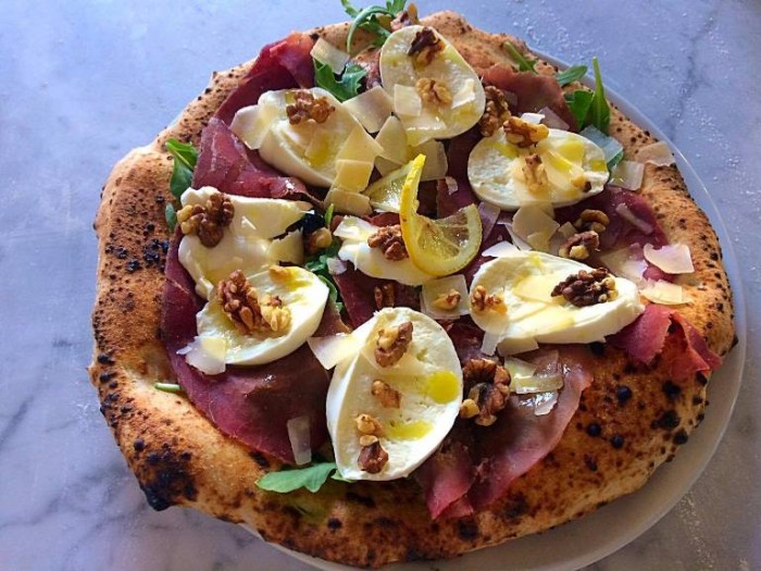 Ammaccàmm, la Triticruda, con bresaola, mozzarella di bufala, noci e limoni di Sorrento, rucola e scaglie di parmigiano