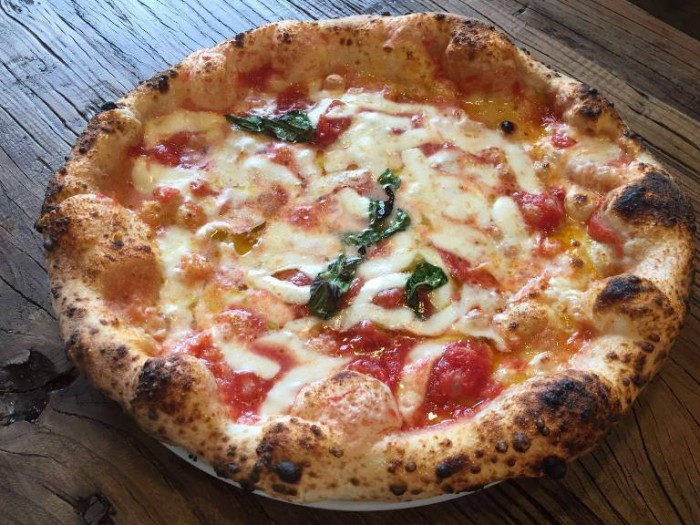 Ammaccàmm, la margherita con provola, pomodoro San Marzano Dop e pepe