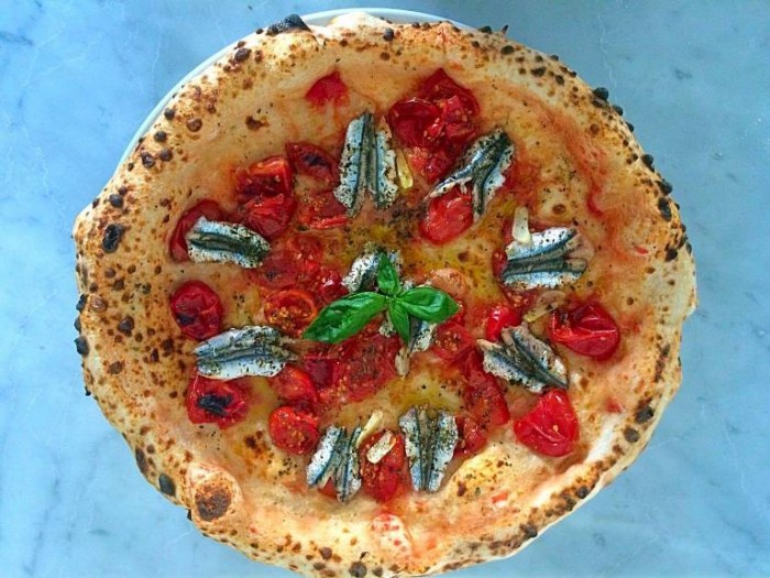 Ammaccàmm, Triticuma con alici di Pozzuoli, pomodorini del piennolo, aglio e origano
