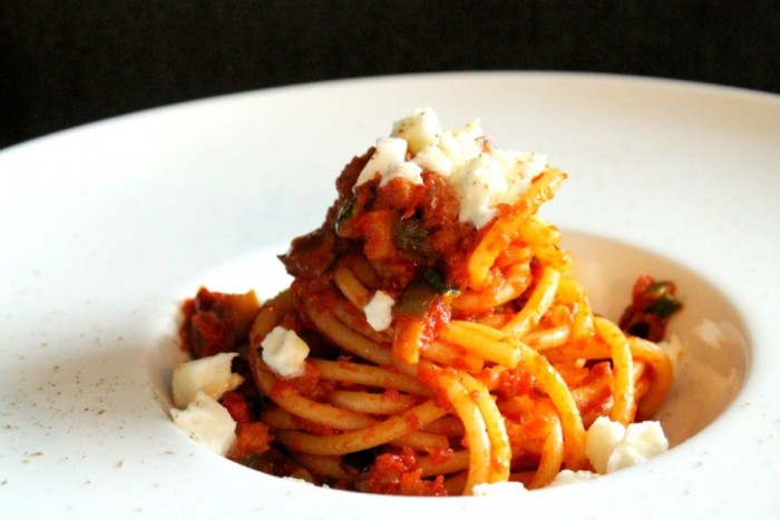 Bucatini con ragu’ vegetariano e Mozzarella di Bufala Dop