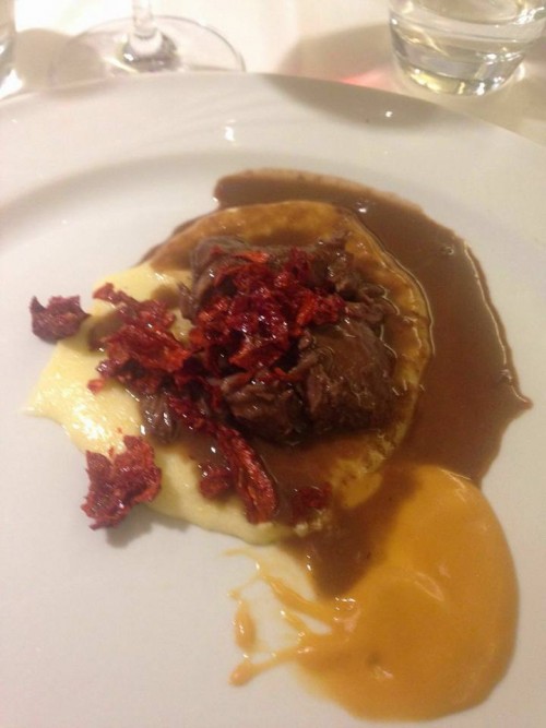 Cena a sei mani all'Osteria Senza Tempo, guancia di manzo cotta lentamente in salsa di Manjari e grappa lucana su polenta liquida e peperoni cruschi di Senise