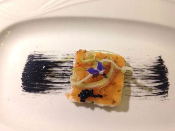 Cena a sei mani all'Osteria Senza Tempo, seppia cruda Porto Santo Spirito su gelèe di pomodoro arancia e menta