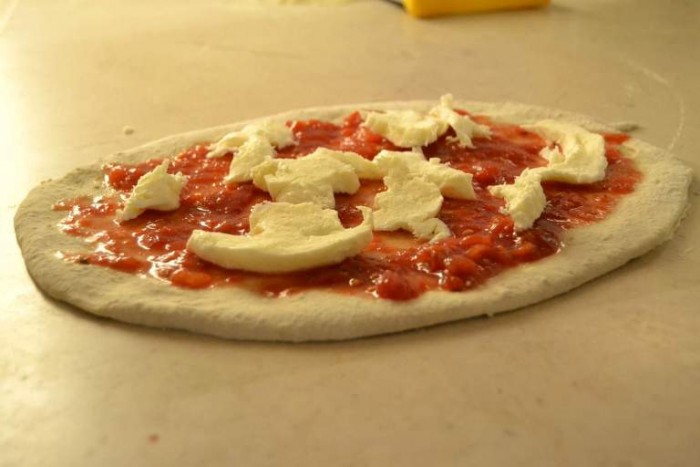 Lievito 72, la pizza margherita durante la preparazione