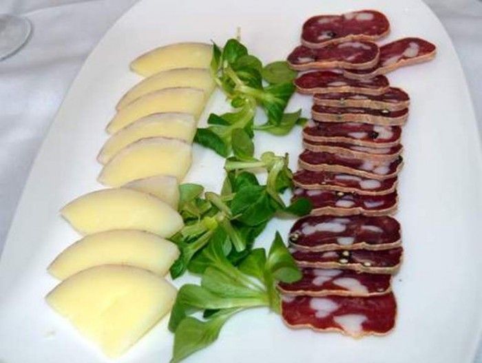 O' Ca Bistrò, formaggio affinato sotto le vinacce di Aglianico, soppressata a punta di coltello di maiali cilentani e valerianella