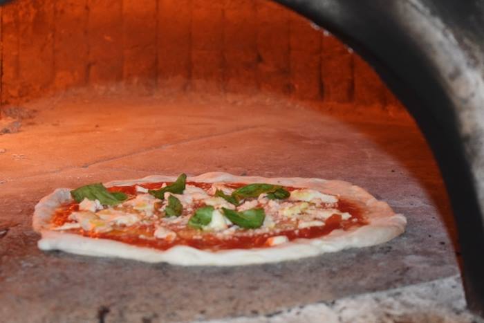 Pizzeria Al 22, la Pizza delle Due Sicilie in cottura