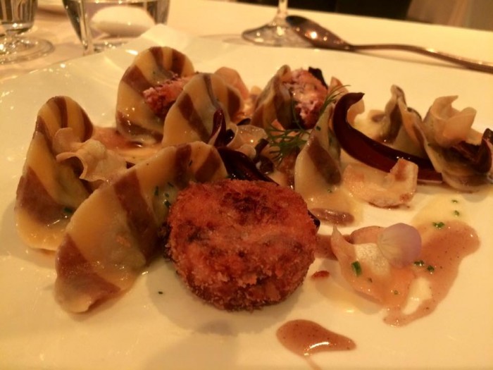 Re Maurì, fagottini (pasta all'uovo ed integrale al cacao) con stracotto di coda di bue, pastinaca e formaggio di capra croccante al radicchio