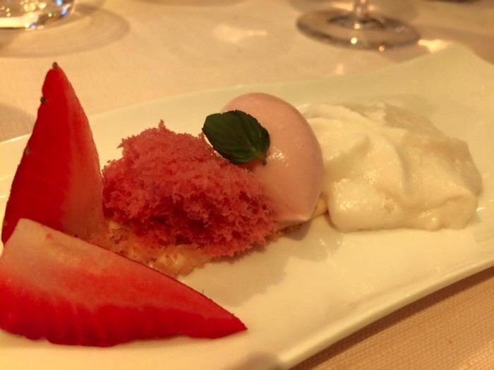 Re Maurì, pre-dessert: rabarbaro, fragola e mandorla