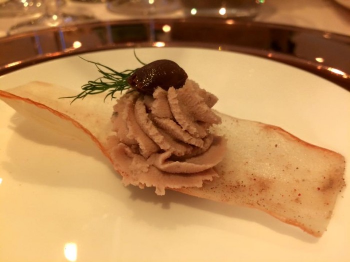 Re Maurì, il benvenuto: un cracker al tonno