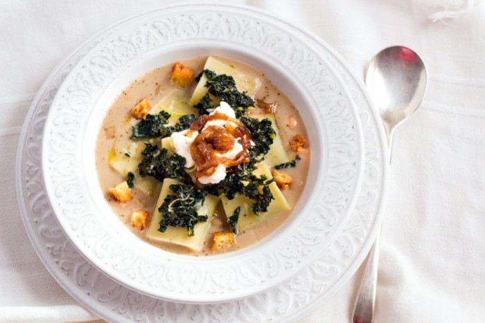 “Zuppa” di mezzi paccheri e Bufala con passatina di fagioli Zolfini, cavolo nero e cipolla caramellata