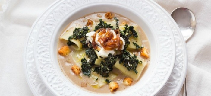 “Zuppa” di mezzi paccheri e Bufala con passatina di fagioli Zolfini, cavolo nero e cipolla caramellata