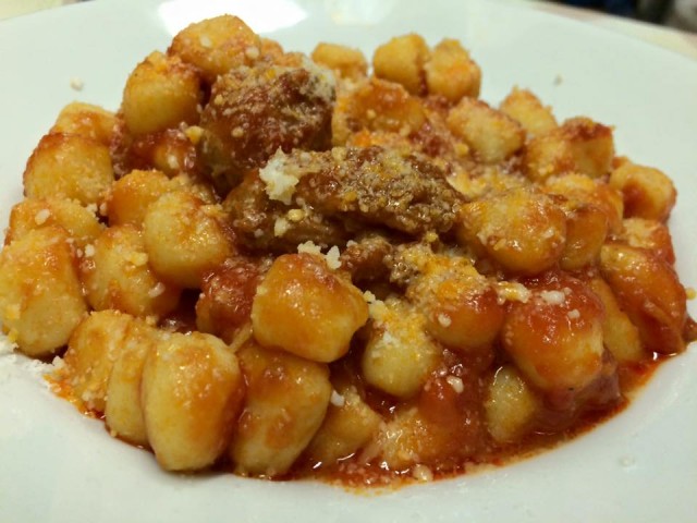 Da Enzo al 29, gnocchi con sugo di spuntature