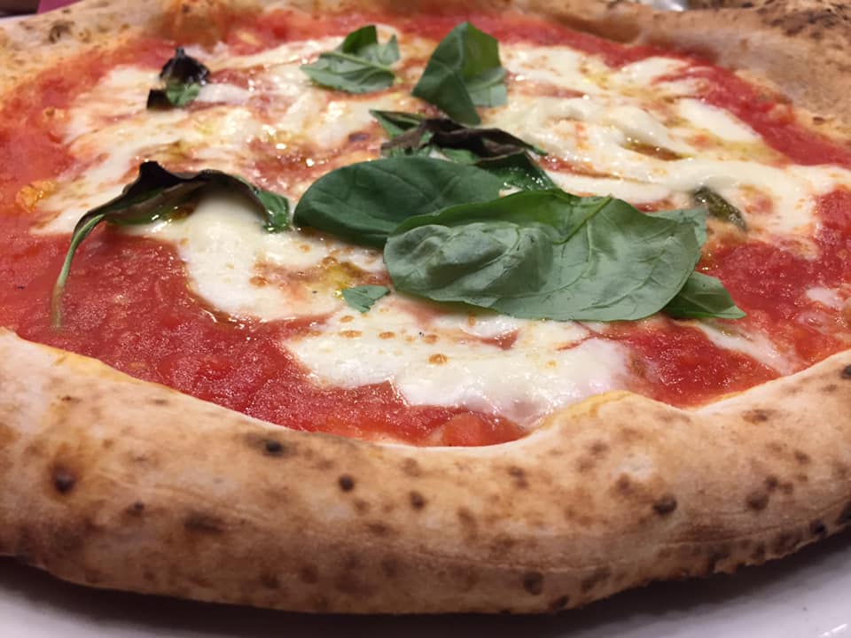 Pizzeria e Trattoria AL 22, margherita con provola