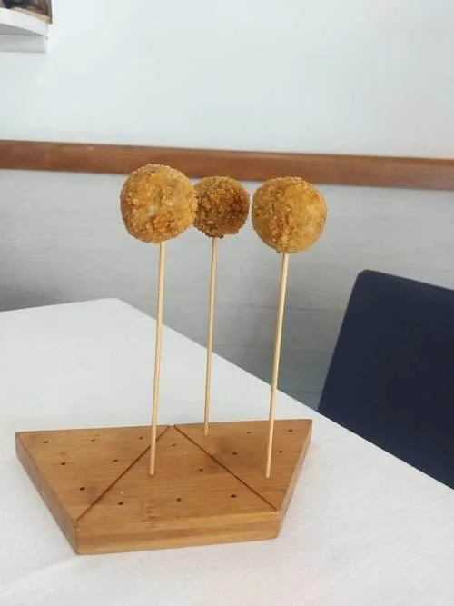 Acqua & Sale, benvenuto polpette di provola affumicata, limone e basilico