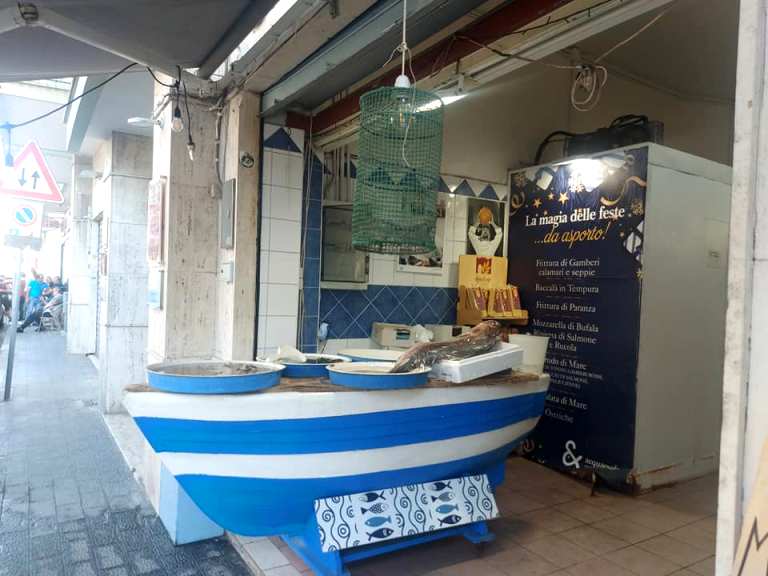 Acqua & Sale, la pescheria con la ricciola sul banco