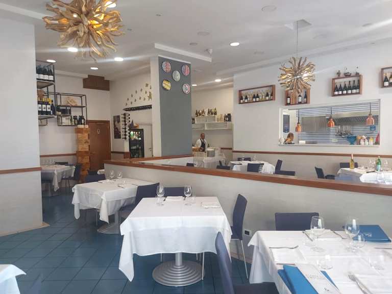 Acqua & Sale, la sala con la cucina a vista