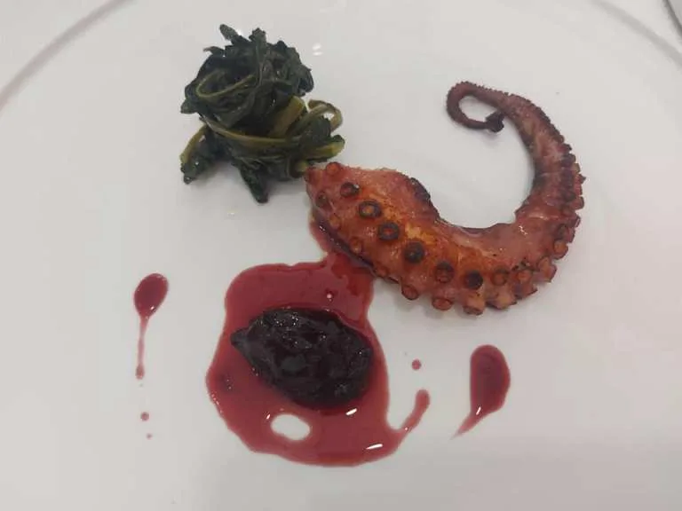 Acqua & Sale, polpo, broccolo nero e prugna fermentata al Piedirosso