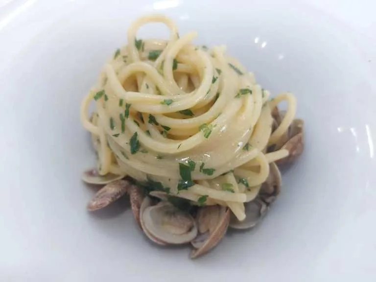 Acqua & Sale, spaghettone di Gragnano con le vongole