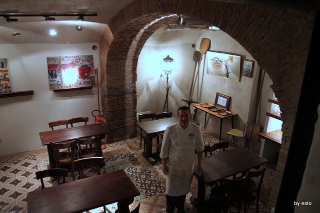 Da Gino Sorbillo la pizzeria a Via Tribunali i tre tavoli giù