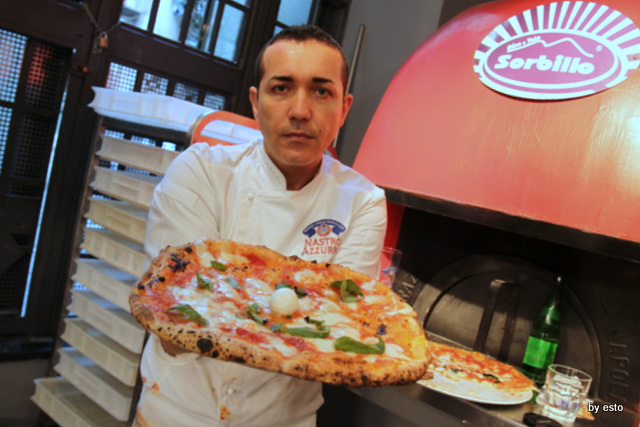 Da Gino Sorbillo la pizzeria a Via Tribunali la pizza a rota e carro