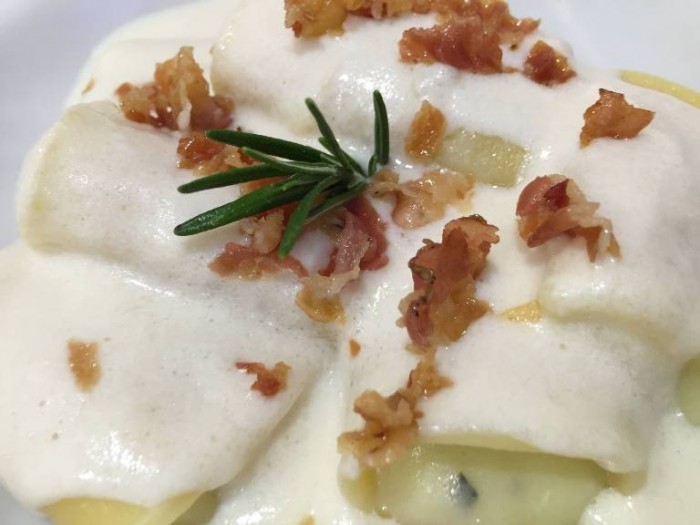 Gerani, Pasta e Patate, paccheri ripieni di patate con crema di provola affumicata, pancetta e rosmarino