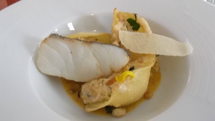 Gusto Over The Sea, conchiglia di ricotta di bufala e mussiòllo islandese su vellutata di datterino giallo