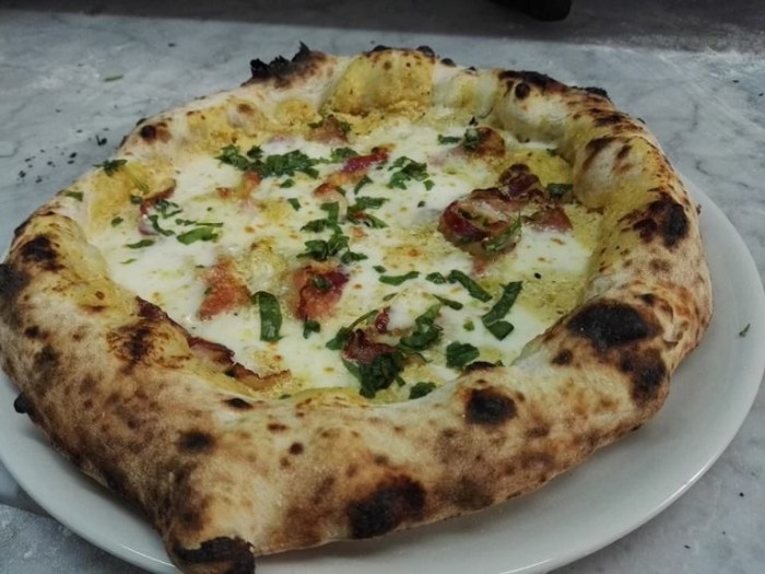 I Masanielli, pizza con vellutata di papaccella napoletana di Vincenzo Egizio e pancetta tesa di pelatello