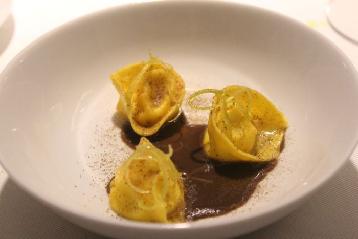 Locanda Severino, ravioli di ricotta liquida con caffé, capperi e limone