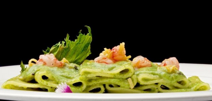 Paccheri in trafila di bronzo, serviti con vongole veraci, salsa di germogli di broccoli, gamberi crudi e limone - foto di Luciano Furia