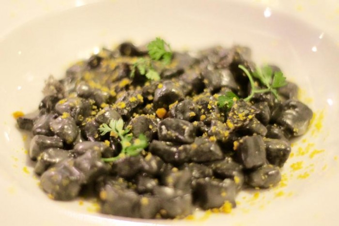Quinzi&Gabrieli, gnocchetti neri con briciole di rosso d’uovo, scaglie di lingotto di caviale