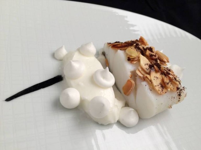 Rettangolo di baccalà cotto con latte di mandorla su nero di seppia