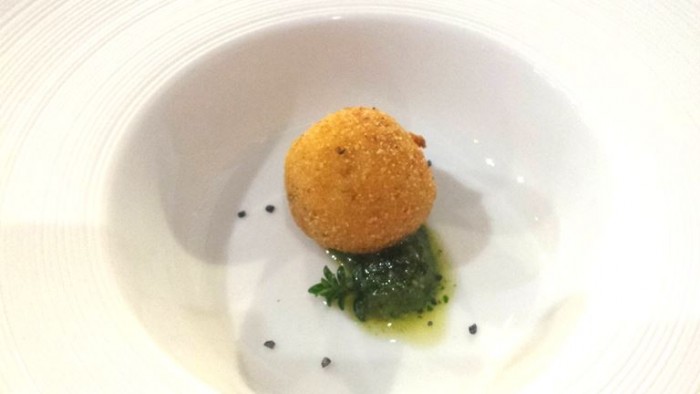 Sorso 23, la crocchetta di baccalà e patate su pesto di prezzemolo