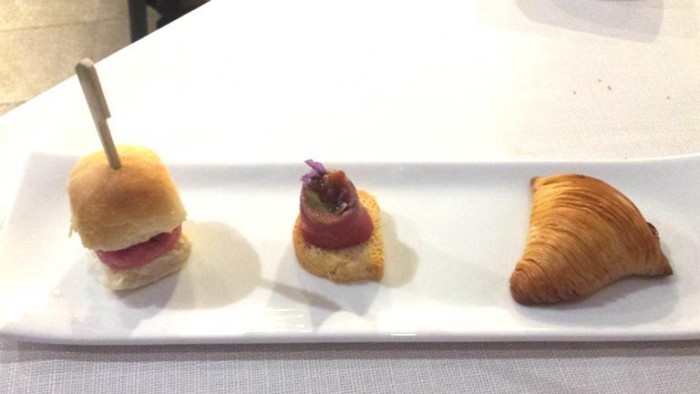 Sorso 23, sfogliatella con ricotta di bufala, carciofi e colatura di alici; crostino con carpaccio di manzo, spuma di scarola e caviale di acciuga; mini hamburger di fassona con ramata