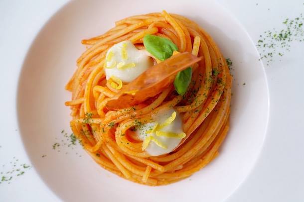 Spaghetti al pomodoro, crema all' aglio e limone candito