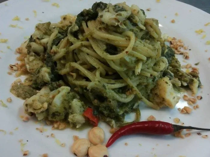 Spaghetto scanalato Voiello con baccalà, friarielli e nocciole