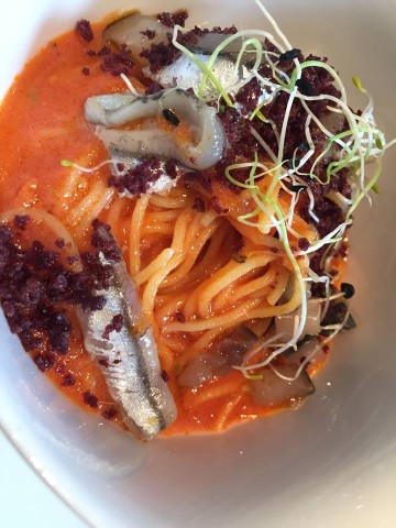 Sud a Quarto, puttanesca ramen (capelli d'angelo Felicetti con pomodoro pane croccante alle olive, polvere di capperi e pesce azzurro)