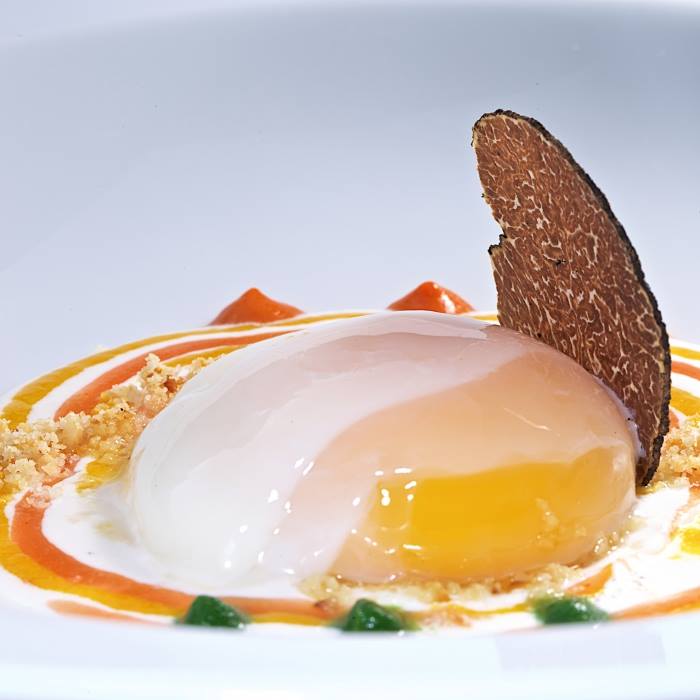 Uovo cotto a bassa temperatura, servito su fonduta fior di latte, tartufo nero Avellinese e briciole di tarallo