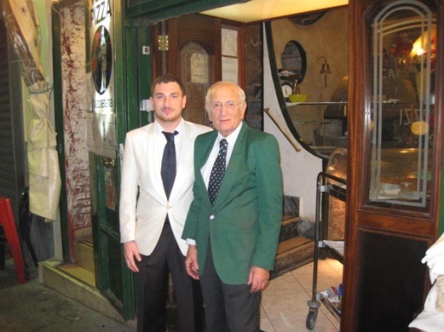 la Pizzeria Mattozzi di piazza Carità, Lello Surace con il figlio Paolo (gli attuali proprietari)
