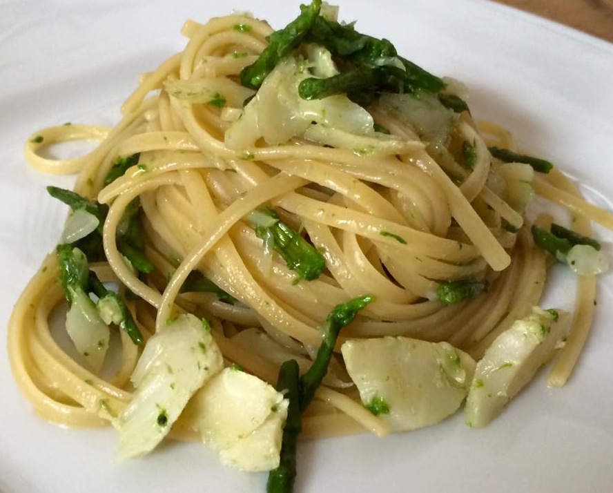 Linguine con stoccafisso, asparagi e cipolline fresche