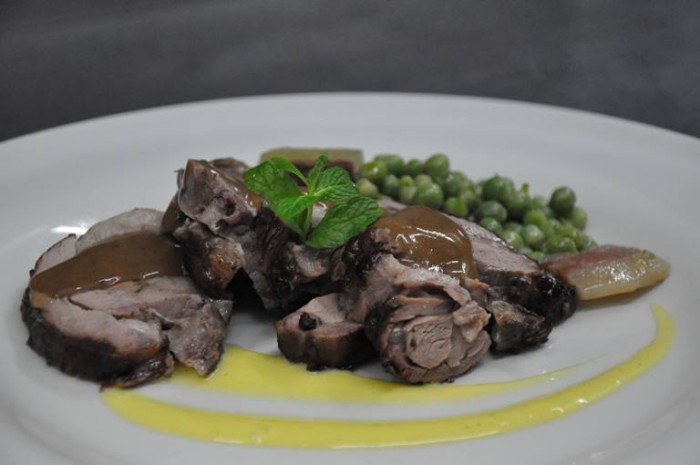 verticale degli Aglianico del Vulture Roinos di Eubea e Likos di Mastrodomenico, cosciotto al forno di agnello laticauda con riduzione di Aglianico, accompagnato da piselli