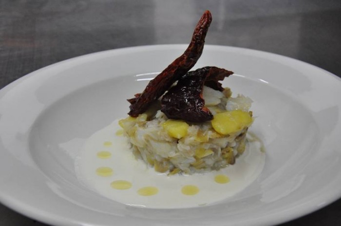 verticale degli Aglianico del Vulture Roinos di Eubea e Likos di Mastrodomenico, tortino di baccalà, carciofi e patate su un letto di provola fusa, guarnito da peperone crusco di Senise