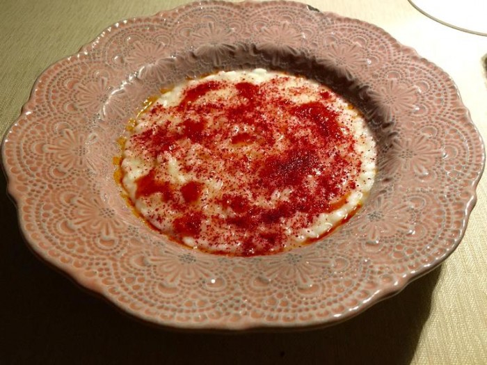 El Coq, risotto con radice di genziana, peperone rosso e àmolo