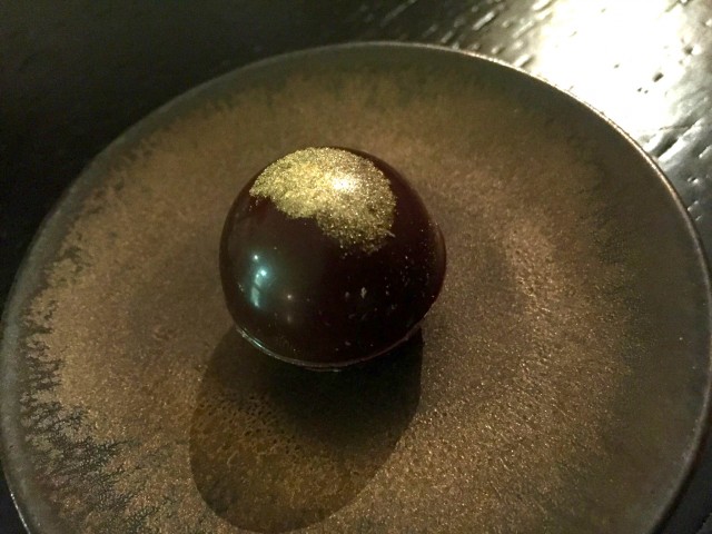 Kresios, sfera di cioccolato, oro, gorgonzola e amarena