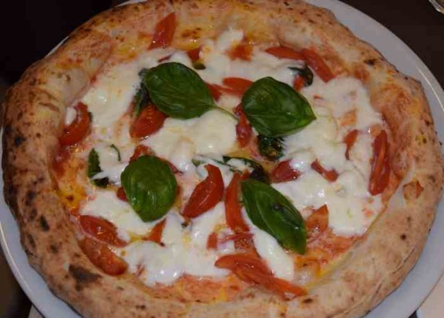 Gusto, La margherita con mozzarella di bufala, pomodorini e basilico