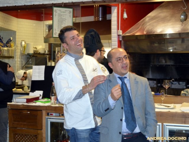 Luciano, Francesco e L'Insolito Pasto da Braceria Bifulco. Salvatore Annunziata e Sergio Sbarra per una foto che esprime perfettamente il clima di convivialità che si respirava nel locale.