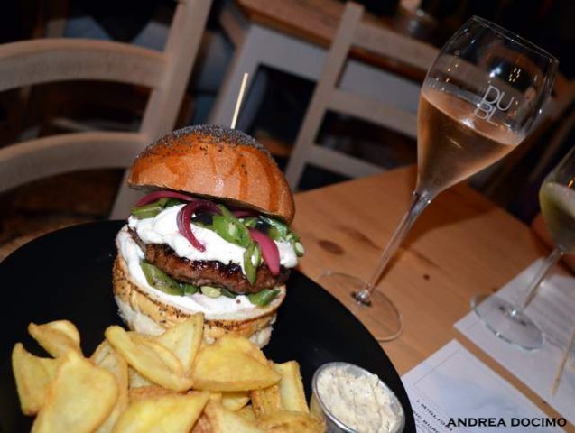 Public House-Burger Gourmet ft. Domenico Iavarone. Il panino Terra Mia con il Brut Rosé DUBL dei Feudi di San Gregorio