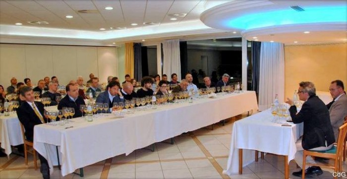 Verticale di  Trebbiano d’Abruzzo Doc c'Incanta, la sala dell'Hotel Miramare a Pescara