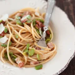 Spaghetti con fave fresche, pancetta e pecorino
